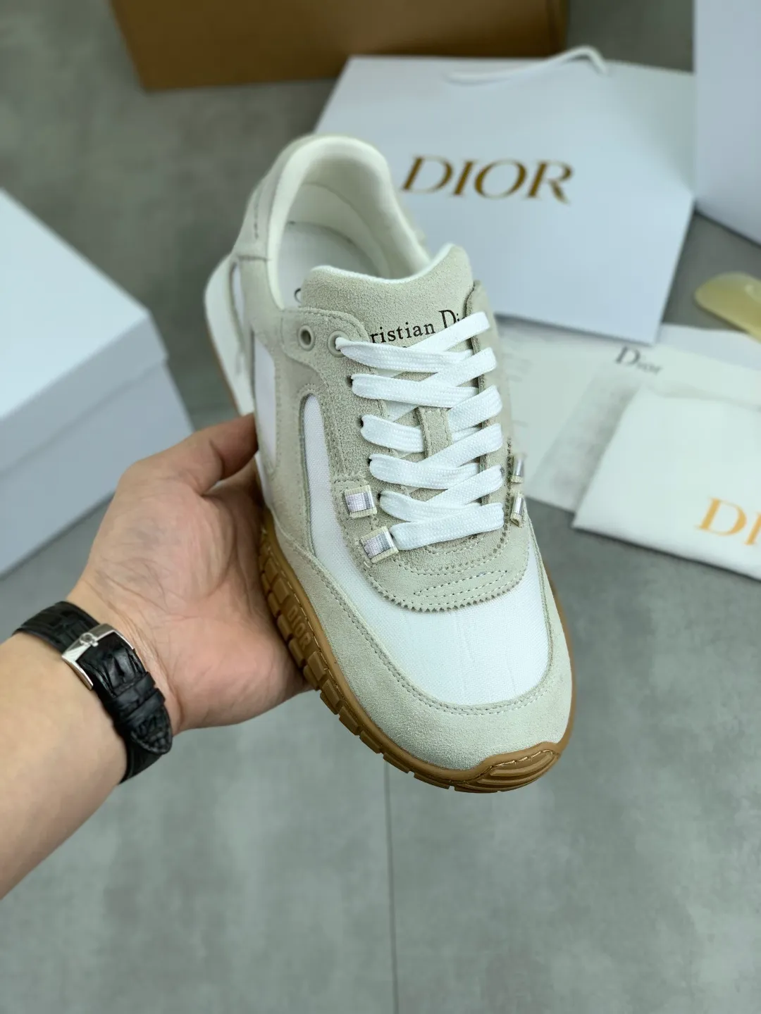 Men's men's shoes P560 new Dior Tech sneakers 2026 early spring series new products, with fashionable details, highlighting retro aesthetics. The light beige anti-suede cow leather upper is spliced ​​with apricot transparent mesh fabric on the side. The upper window edge is adhered with high-frequency flat ironing and back-pressure. It replicates the original craftsmanship, making it beautiful and comfortable without falling off. The interior is made of sheep lining of the same color and is soft and comfortable. The heel and tongue are embellished with the Paris logo. The textured TPU soles with the same color logo. The high-end version is exquisitely packaged with an airplane box, adding to the high-end style. Color: 4️⃣colors available Size: Female 35-41 Male 39-46